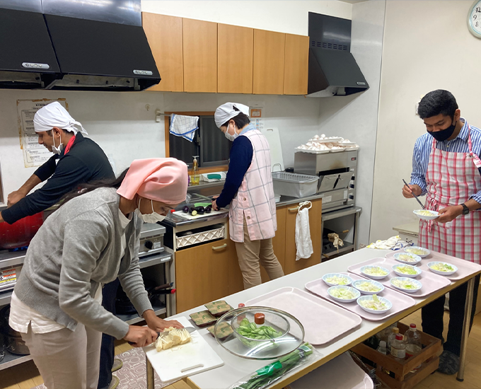 学林生が料理中