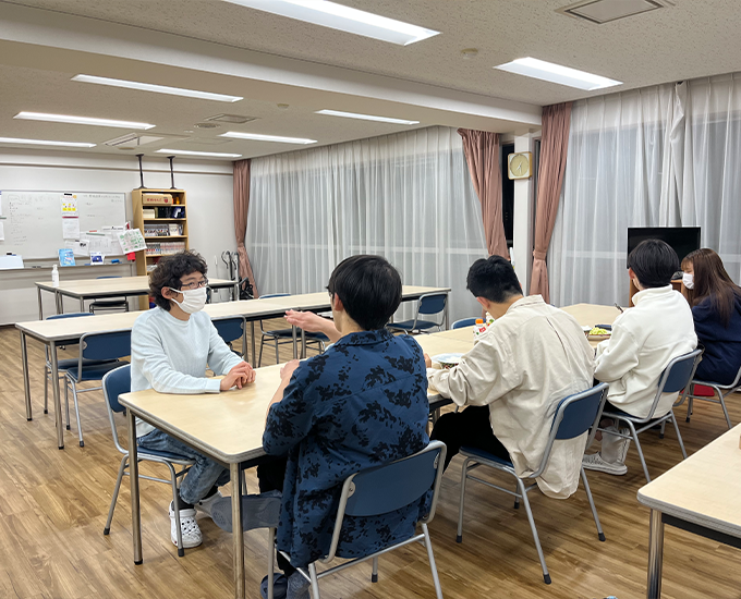 5人で話す学林生