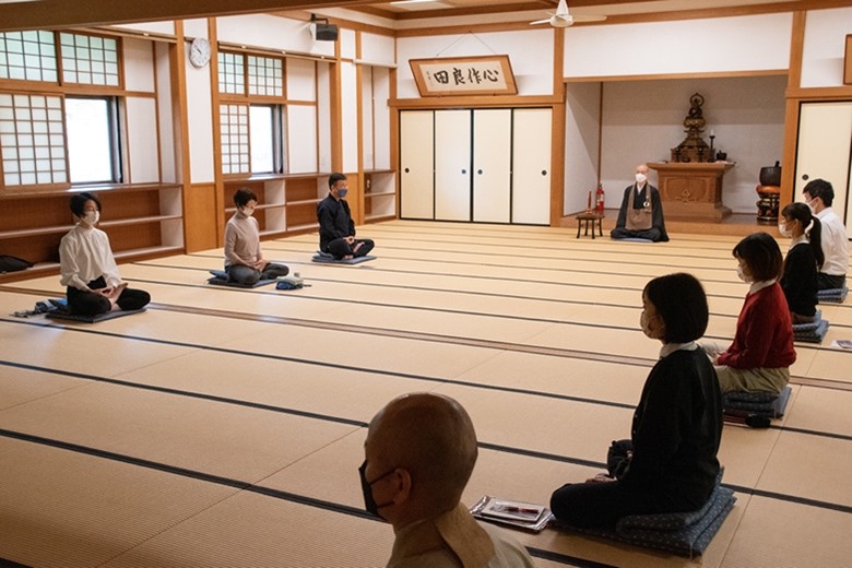 学林生が古刹で仏道修行を体験